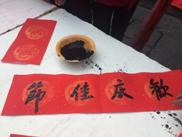 1月17日上午数百名书法家在禹州神垕古镇写对联、送“福” 1月17日上午数百名书法家在禹州神垕古镇写对联、送“福”