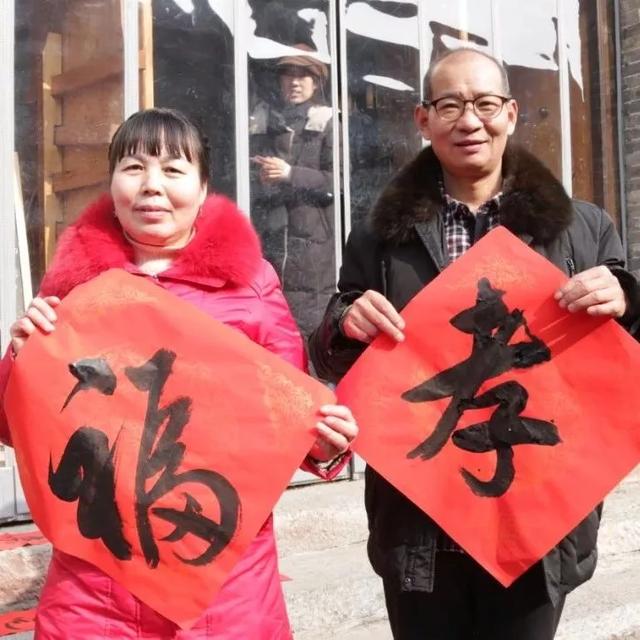 1月17日上午数百名书法家在禹州神垕古镇写对联、送“福” 1月17日上午数百名书法家在禹州神垕古镇写对联、送“福”