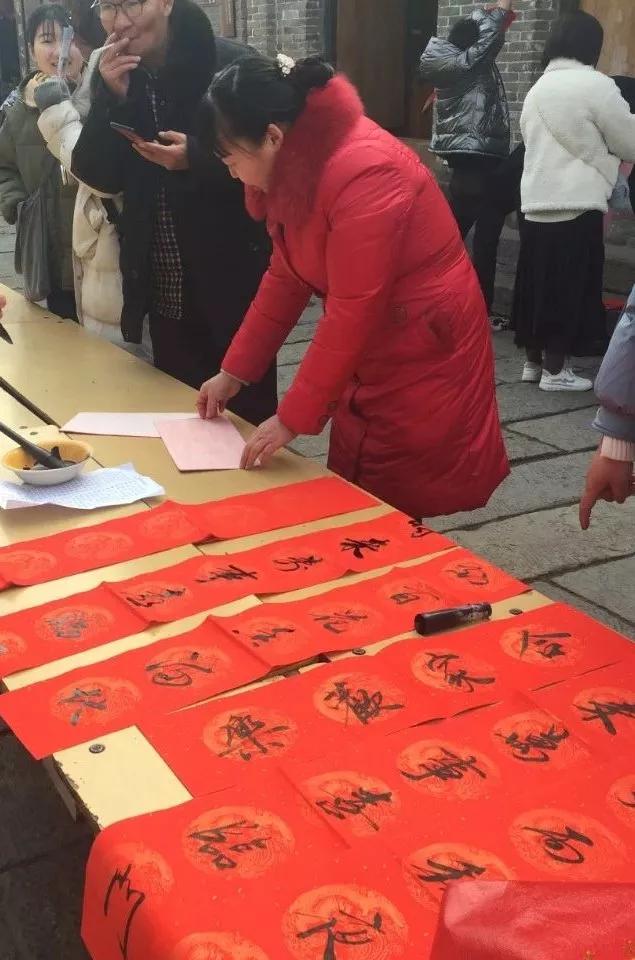 1月17日上午数百名书法家在禹州神垕古镇写对联、送“福” 1月17日上午数百名书法家在禹州神垕古镇写对联、送“福”
