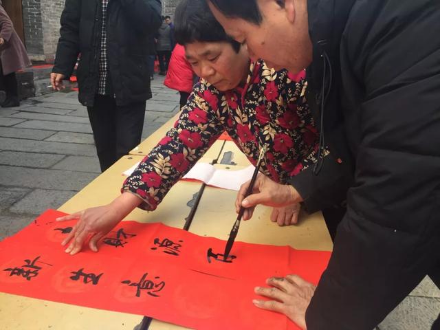 1月17日上午数百名书法家在禹州神垕古镇写对联、送“福” 1月17日上午数百名书法家在禹州神垕古镇写对联、送“福”