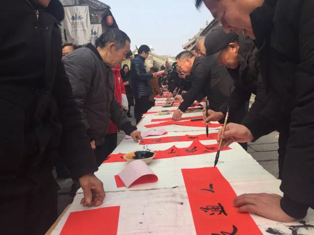 1月17日上午数百名书法家在禹州神垕古镇写对联、送“福” 1月17日上午数百名书法家在禹州神垕古镇写对联、送“福”