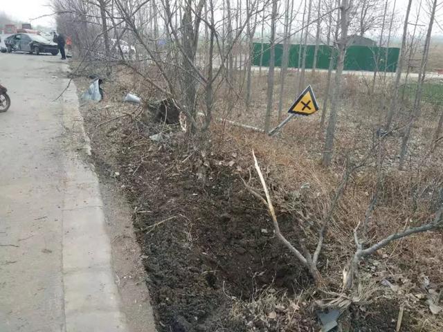 事发禹州!下午2点一轿车被撞的面目全非! 事发禹州!下午2点一轿车被撞的面目全非!