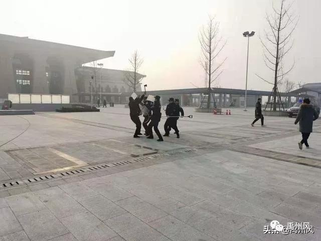 禹州市公安局特警大队开展防暴反恐应急处置演练 禹州市公安局特警大队开展防暴反恐应急处置演练