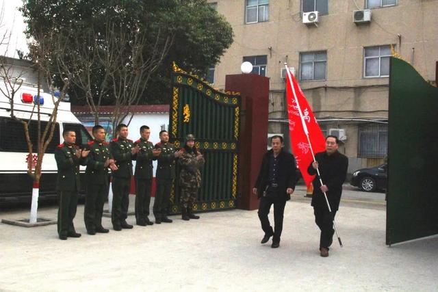 1月17日下午在河南省禹州市武警支队发生了暖心的一幕......! 1月17日下午在河南省禹州市武警支队发生了暖心的一幕......!