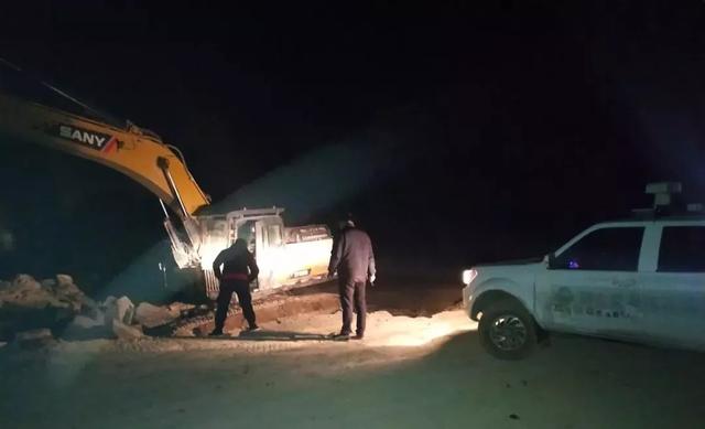 禹州这个地方偷挖矿山资源,没想到半夜执法大队来了.... 禹州这个地方偷挖矿山资源,没想到半夜执法大队来了....