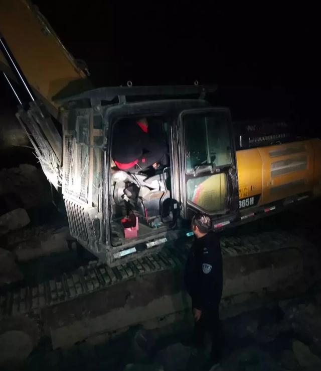 禹州这个地方偷挖矿山资源,没想到半夜执法大队来了.... 禹州这个地方偷挖矿山资源,没想到半夜执法大队来了....