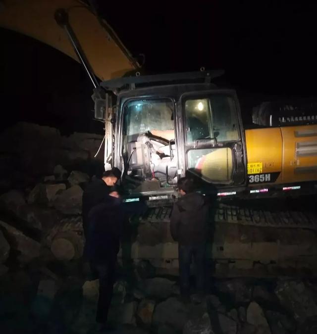 禹州这个地方偷挖矿山资源,没想到半夜执法大队来了.... 禹州这个地方偷挖矿山资源,没想到半夜执法大队来了....