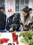 “门神”助高考——高三学子以对联寄托美好心愿