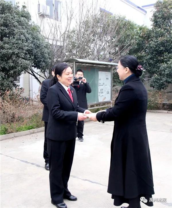 河南省高院副院长宋海萍到禹州法院慰问 基层干警和优秀法官 河南省高院副院长宋海萍到禹州法院慰问 基层干警和优秀法官