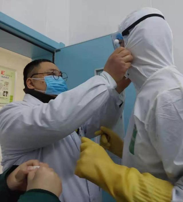 最可敬的人!禹州二院急诊人逆行而上坚守“防疫”第一线...... 最可敬的人!禹州二院急诊人逆行而上坚守“防疫”第一线......