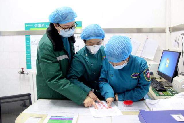 最可敬的人!禹州二院急诊人逆行而上坚守“防疫”第一线...... 最可敬的人!禹州二院急诊人逆行而上坚守“防疫”第一线......