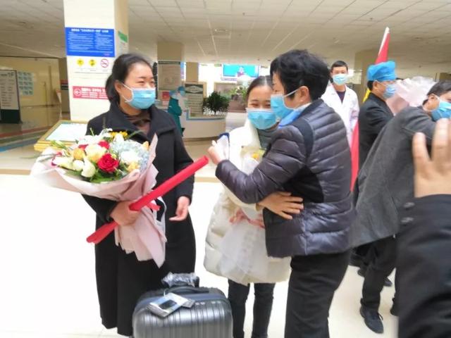市委书记王宏武为禹州市支援湖北医疗队出征送行 市委书记王宏武为禹州市支援湖北医疗队出征送行
