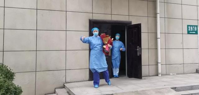 终于见到阳光了...今天禹州市隔离病区医护人员走出隔离区 终于见到阳光了...今天禹州市隔离病区医护人员走出隔离区