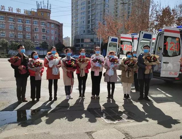禹州二院第一批医护人员圆满完成任务走出隔离病区 禹州二院第一批医护人员圆满完成任务走出隔离病区