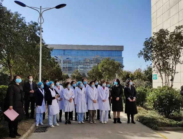 禹州二院第一批医护人员圆满完成任务走出隔离病区 禹州二院第一批医护人员圆满完成任务走出隔离病区