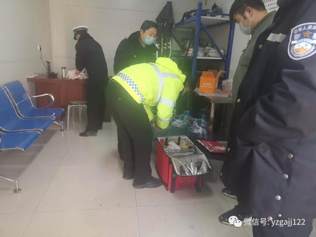 疫情无情人有情!爱心人士送温暖,禹州交警与您共战“疫”! 疫情无情人有情!爱心人士送温暖,禹州交警与您共战“疫”!
