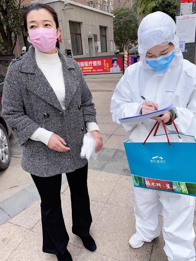约20000个口罩发放完毕!金石星河湾为业主出行保驾护航! 约20000个口罩发放完毕!金石星河湾为业主出行保驾护航!