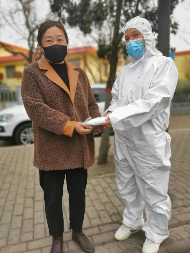 约20000个口罩发放完毕!金石星河湾为业主出行保驾护航! 约20000个口罩发放完毕!金石星河湾为业主出行保驾护航!