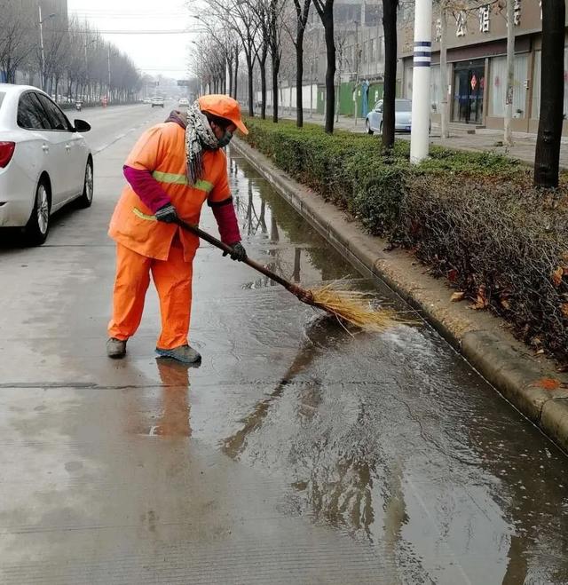 禹州环卫:及时雨后清洁 筑牢战“疫”防线 禹州环卫:及时雨后清洁 筑牢战“疫”防线