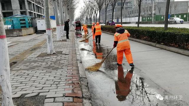 禹州环卫:及时雨后清洁 筑牢战“疫”防线 禹州环卫:及时雨后清洁 筑牢战“疫”防线