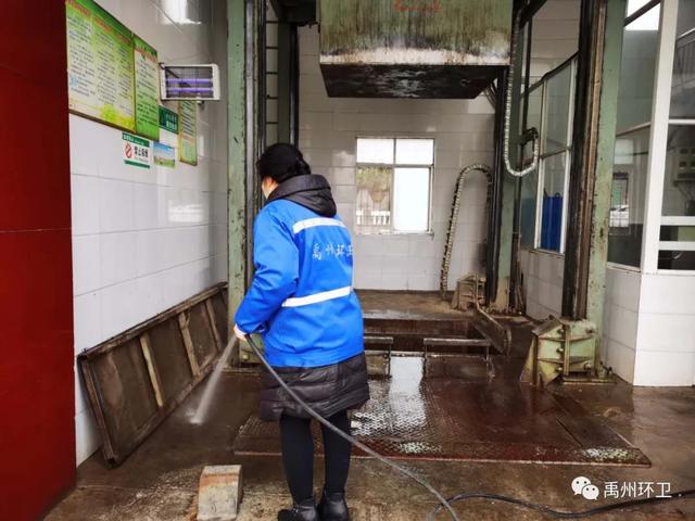 禹州环卫:及时雨后清洁 筑牢战“疫”防线 禹州环卫:及时雨后清洁 筑牢战“疫”防线
