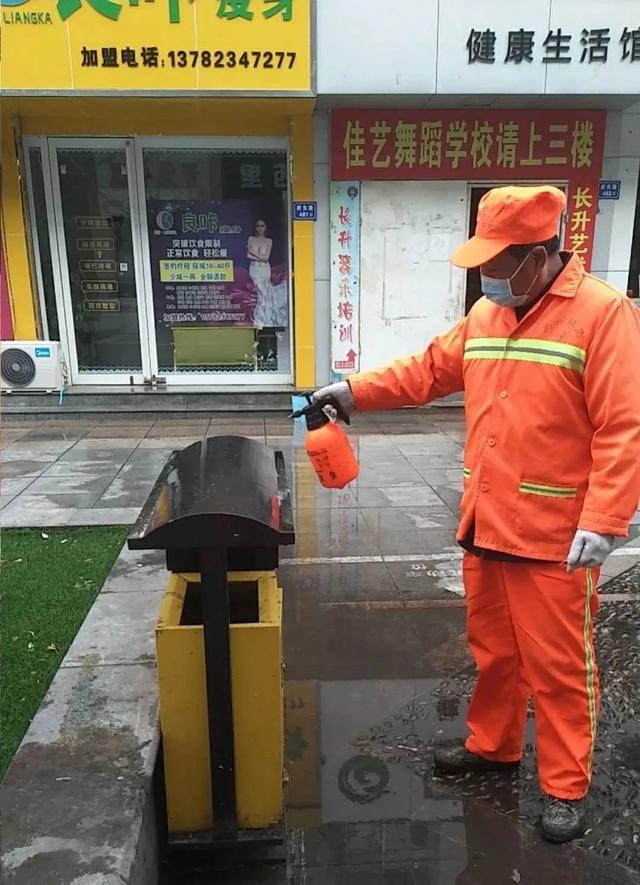 禹州环卫:及时雨后清洁 筑牢战“疫”防线 禹州环卫:及时雨后清洁 筑牢战“疫”防线