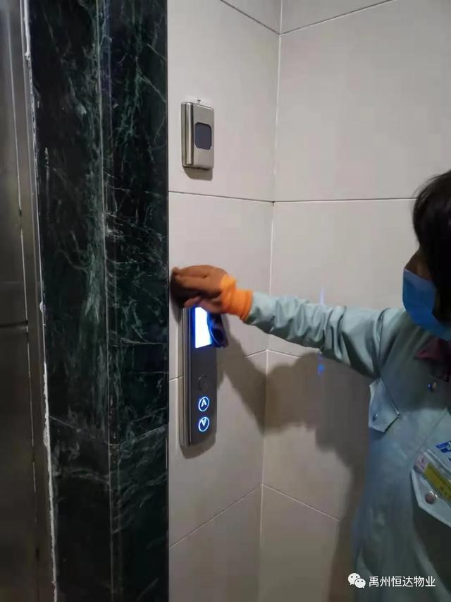 禹州恒达物业“最美女神节”---暖心送花 禹州恒达物业“最美女神节”---暖心送花