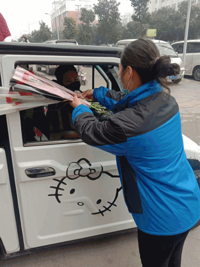 禹州恒达物业“最美女神节”---暖心送花 禹州恒达物业“最美女神节”---暖心送花