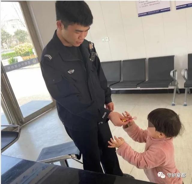 禹州两岁走失女童把派出所当“游乐场” 禹州两岁走失女童把派出所当“游乐场”