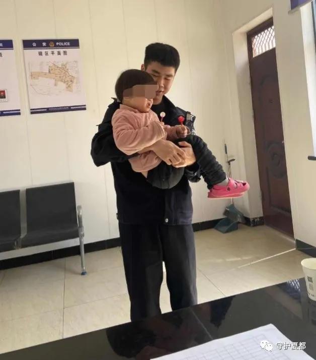禹州两岁走失女童把派出所当“游乐场” 禹州两岁走失女童把派出所当“游乐场”