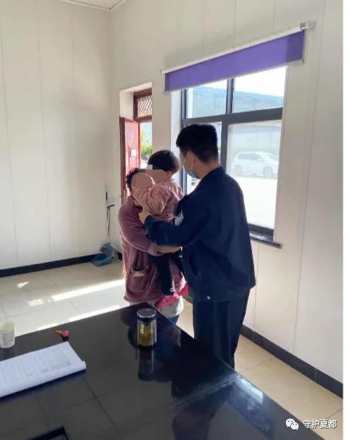 禹州两岁走失女童把派出所当“游乐场” 禹州两岁走失女童把派出所当“游乐场”