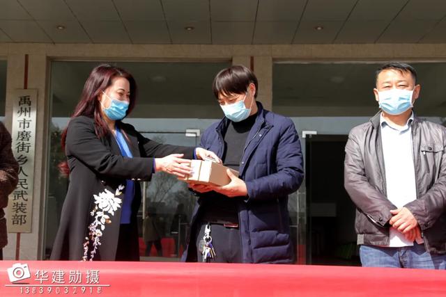 禹州这位美女老板跑遍全市26个乡镇,为数万基层英雄送去...... 禹州这位美女老板跑遍全市26个乡镇,为数万基层英雄送去......