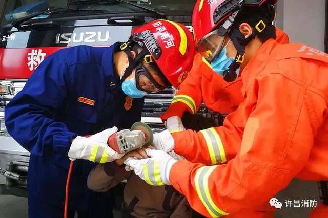 熊孩子又开始“作妖”了 禹州市消防救援大队出警解决 熊孩子又开始“作妖”了 禹州市消防救援大队出警解决