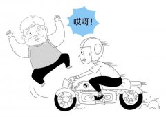 禹州一老人骑三轮被撞翻在地，结果……