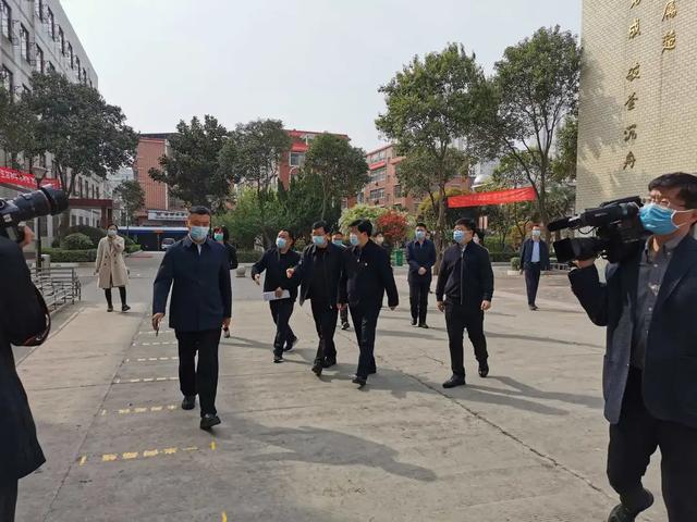 禹州市领导督导市四高高三开学准备情况 禹州市领导督导市四高高三开学准备情况