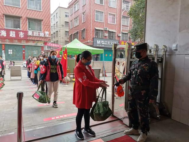 禹州四高返校复学,老师换位演练 禹州四高返校复学,老师换位演练