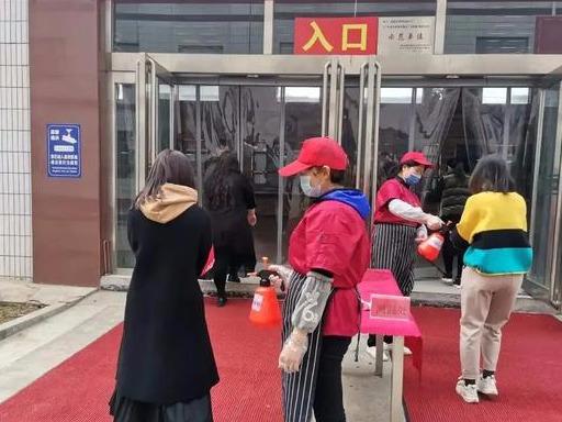 复学后!禹州一高中学生这样就餐!蹲着、趴着、站着、端着…… 复学后!禹州一高中学生这样就餐!蹲着、趴着、站着、端着……