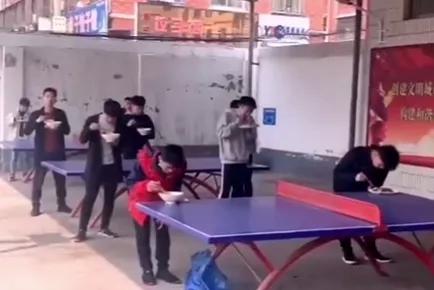 复学后!禹州一高中学生这样就餐!蹲着、趴着、站着、端着…… 复学后!禹州一高中学生这样就餐!蹲着、趴着、站着、端着……