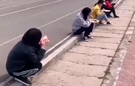 复学后!禹州一高中学生这样就餐!蹲着、趴着、站着、端着…… 复学后!禹州一高中学生这样就餐!蹲着、趴着、站着、端着……
