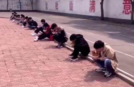 复学后!禹州一高中学生这样就餐!蹲着、趴着、站着、端着…… 复学后!禹州一高中学生这样就餐!蹲着、趴着、站着、端着……