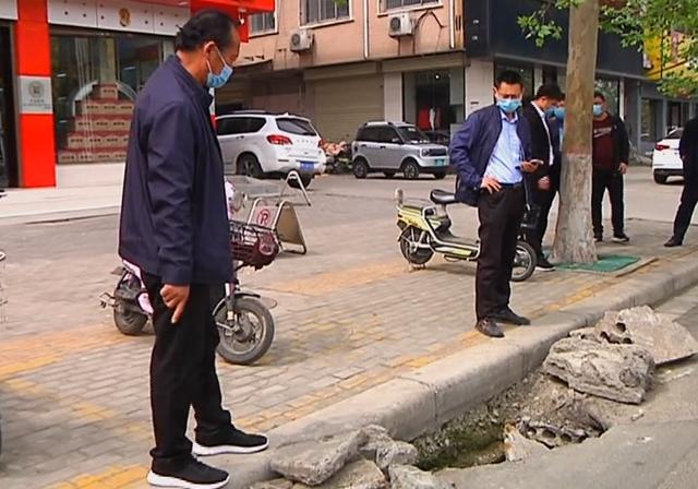 禹州滨河大道中段非机动车道惊现一大坑! 禹州滨河大道中段非机动车道惊现一大坑!