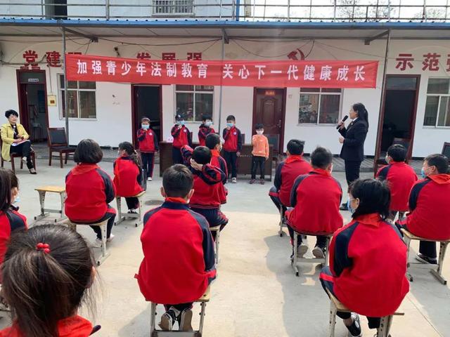 禹州市人民检察院检察官进村入户为即将返校学生上法治课 禹州市人民检察院检察官进村入户为即将返校学生上法治课