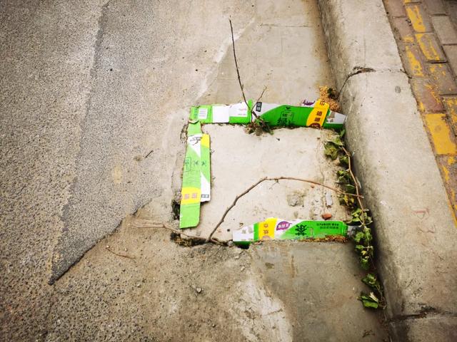 禹州滨河路非机动车道上的大坑被修复,大坑的形成原因是 禹州滨河路非机动车道上的大坑被修复,大坑的形成原因是