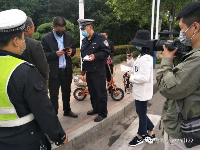 禹州公安交警:严查高污染车辆 打赢“蓝天保卫战” 禹州公安交警:严查高污染车辆 打赢“蓝天保卫战”