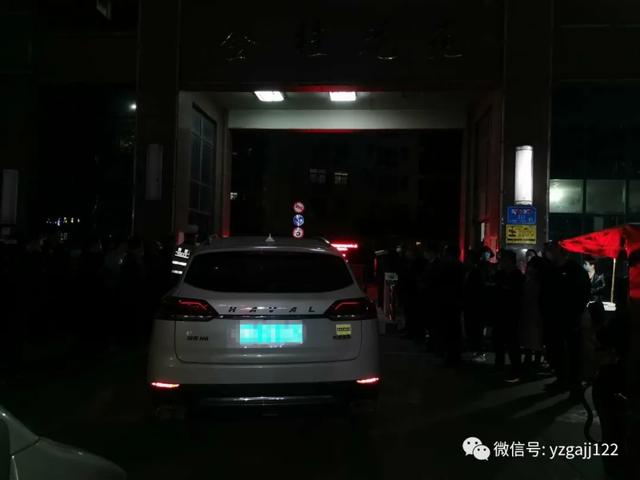 禹州心怀侥幸大胆驾车 女司机撞上电动门 禹州心怀侥幸大胆驾车 女司机撞上电动门