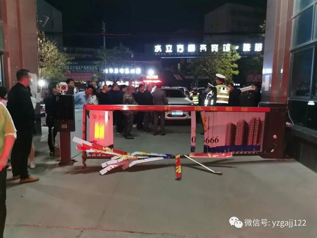 禹州一女子酒驾撞到小区门,后与小区物业发生争执... 禹州一女子酒驾撞到小区门,后与小区物业发生争执...