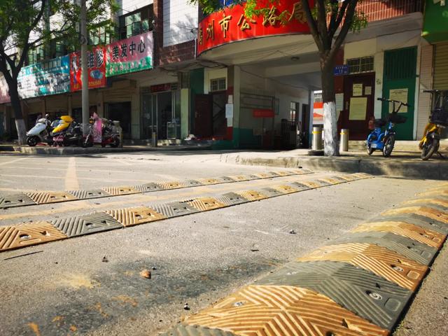 禹王大道这个地方多了5条减速带!骑电动车经过的人注意了! 禹王大道这个地方多了5条减速带!骑电动车经过的人注意了!