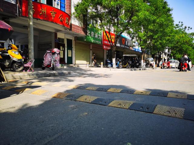 禹王大道这个地方多了5条减速带!骑电动车经过的人注意了! 禹王大道这个地方多了5条减速带!骑电动车经过的人注意了!