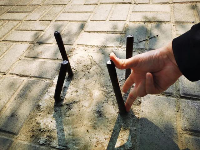 禹州北关新桥附近人行道上出现8根“异物”!路过的行人注意了 禹州北关新桥附近人行道上出现8根“异物”!路过的行人注意了