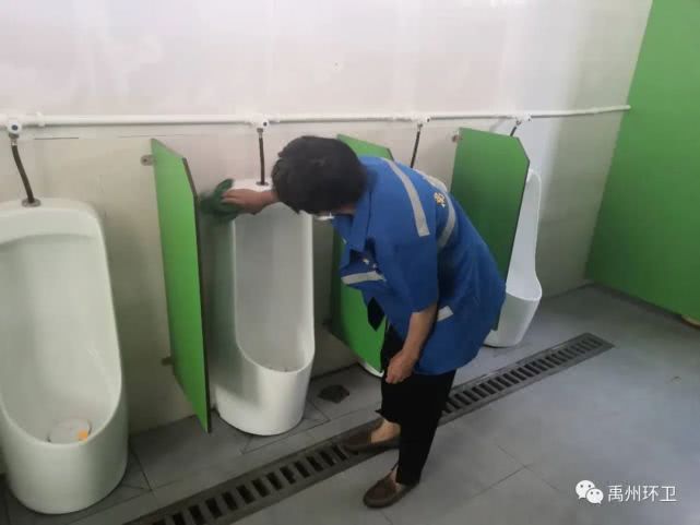 禹州环卫 坚守岗位默默劳动 奋力创造城市洁净 禹州环卫 坚守岗位默默劳动 奋力创造城市洁净